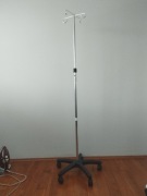 Stojak do podawania kroplówek