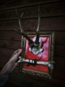 Złota ramka dekoracyjna z czaszką jelenia, rogami i różańcem – gothic decor