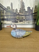 Drewniana figurka kaczki – ręcznie malowana dekoracja