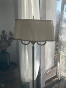 Lampa stojąca na mosiężnej nodze 