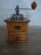 Stary niemiecki drewniany młynek do kawy