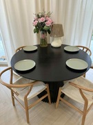 Okrągły drewniany stół