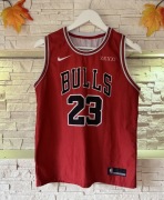 czerwona koszulka koszykarska Nike Chicago Bulls z numerem 23 .