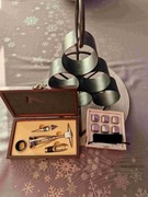 stojak na wino + akcesoria do wina + gratis