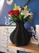 Nowoczesny wazon dekoracyjny – czarny, stylowy rekodzielo