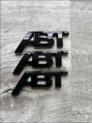 Emblemat samoprzylepny ABT czarny.