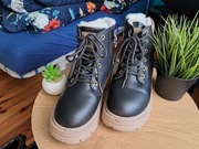 Czarne ocieplane trapery na płaskiej podeszwie