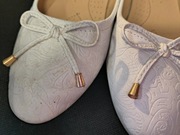 Białe balerinki czółenka z kokardką kwiatowy wzór 3D