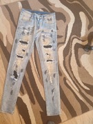 Jeansy slim fit z naszywkami 
