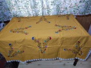 Ręcznie haftowany obrus  z koronką 138x138