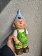 Figurka ceramiczna chłopiec skrzat krasnal zielony strój
