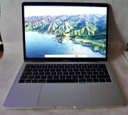 Laptop MacBook Pro 13,3”, model A1708, 2016 r, 16/256 GB, Intel i7 + etui