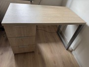 Biurko z szufladami.