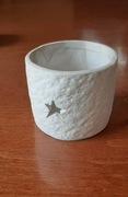 Biały gipsowy świecznik z gwiazdkami świąteczny