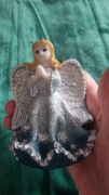 Śliczny Aniołek ze złożonymi rączkami do modlitwy.Wys;10cm.jak na zdjęciu.P