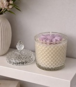 Elegancka świeca dekoracyjna w szklanym pojemniku z pokrywką