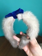 Opaska na włosy, z furtra norki, jasno szara, z niebieską kokardą