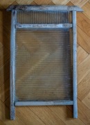 Szklana tara do prania z falowanego szkła w drewni