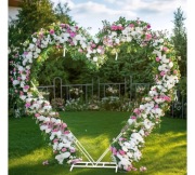 Metalowy stelarz, łuk, dekoracja w kształcie serca.