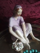Figurka porcelanowa dziewczyna vintage Arpo Rumunia 