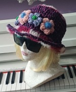 Szydelkowy kapelusik wiosenno-jesienny dla pań 