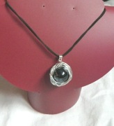 Czarna porcelana, ceramiczna kulka w drucie, oryginalny wisiorek