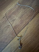 Srebrny naszyjnik saksofon 925 z bursztynem – biżuteria artystyczna