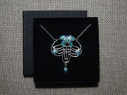 *Srebrny wisiorek na łańcuszku w stylu secesyjnym*