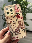 Kremowy case iPhone 13 Pro etui z tygrysem i kwiatkami