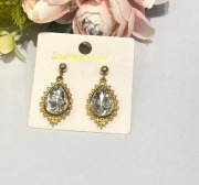 złote kolczyki wiszące w kształcie łezki wykonane są ze stali szlachetnej 