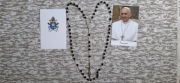 Różaniec papieski ofiarowany i poświęcony przez Papieża Franciszka
