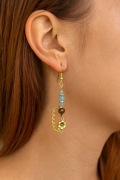 Kolczyki boho z niebieskimi koralikami i kwiatową zawieszką – długie, złote