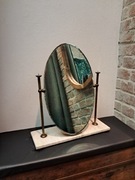 Lustro na marmurowej podstawnie z mosiężnymi świecznikami