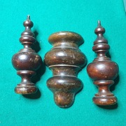 Dwie stare sterczynki i broda do skrzyni zegara