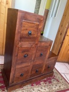 Drewniana komoda kolonialna z szufladami