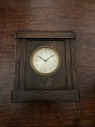 Zegarek stojacy w drewnianej obudowie 