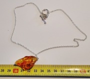 Wisiorek z bursztynem