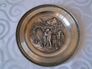 Talerz cynowy sygnowany SKS Zinn 95% "Romans w parku"