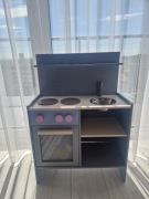 Nowa drewniana kuchnia zabawkowa