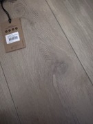 Ozdoba ścienna to Gąsienica Leo z serii OYOY Mini.