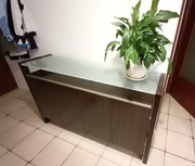 Komoda brązowa/venge ze szklanym, matowym blatem