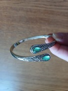 Piękna klasyczna bransoletka z zielonym oczkiem