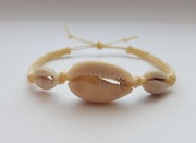 Makrama bransoletka muszle kauri pleciona kremowa