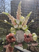 Stroik nagrobny, kompozycja z Aniołkiem. Dekoracja na pomnik