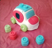 Clementoni autko sensoryczne dla dziecka 0+ z miękkimi klockami