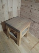 Solidne drewniane stołki 45 cm – ręczna robota, ciężkie i stabilne – 7 szt.