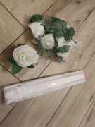 Sztuczne białe róże i wstążki do przystrojenia auta sali kościoła na ślub 
