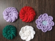 Kwiaty wełniane na szydełku kolorowe zestaw 