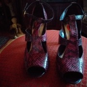 VINCE CAMUTO  Skórzane, wężowe czółenka peep toe na obcasie 36