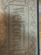 wycieraczka z napisem "Welcome"